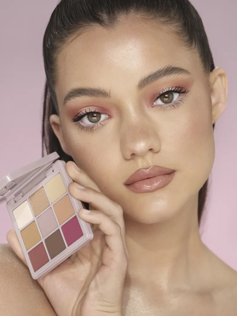 anastasia_beverly_hills_m_4-7.webp Anastasia Beverly Hills Modern Renaissance Mini Eyeshadow Palette | MECCA Hot